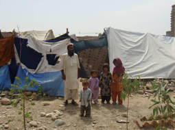 この帰還民家族はチャントラ避難民キャンプでテント生活をしていた