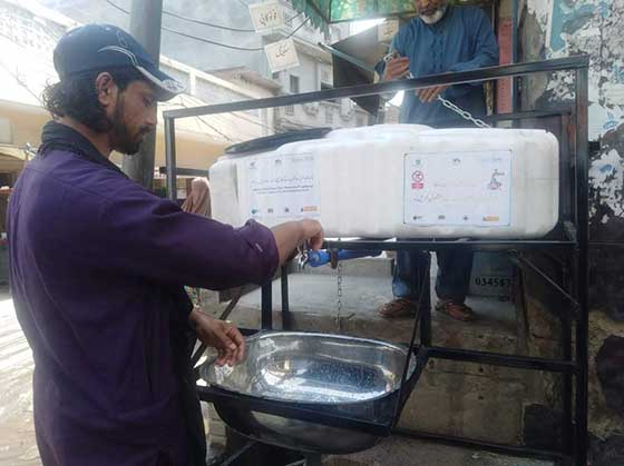 Thousands of residents in Pakistan’s urban slums flock to UN-Habitat’s handwashing stations