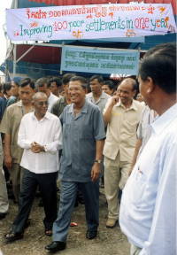 年に100のスラム改善を掲げるカンボジア首相