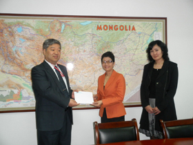 JICAモンゴル事務所の磯貝季典所長に、国連ハビタット・モンゴル事務所代表者が義援金を手交。（2011年5月31日）